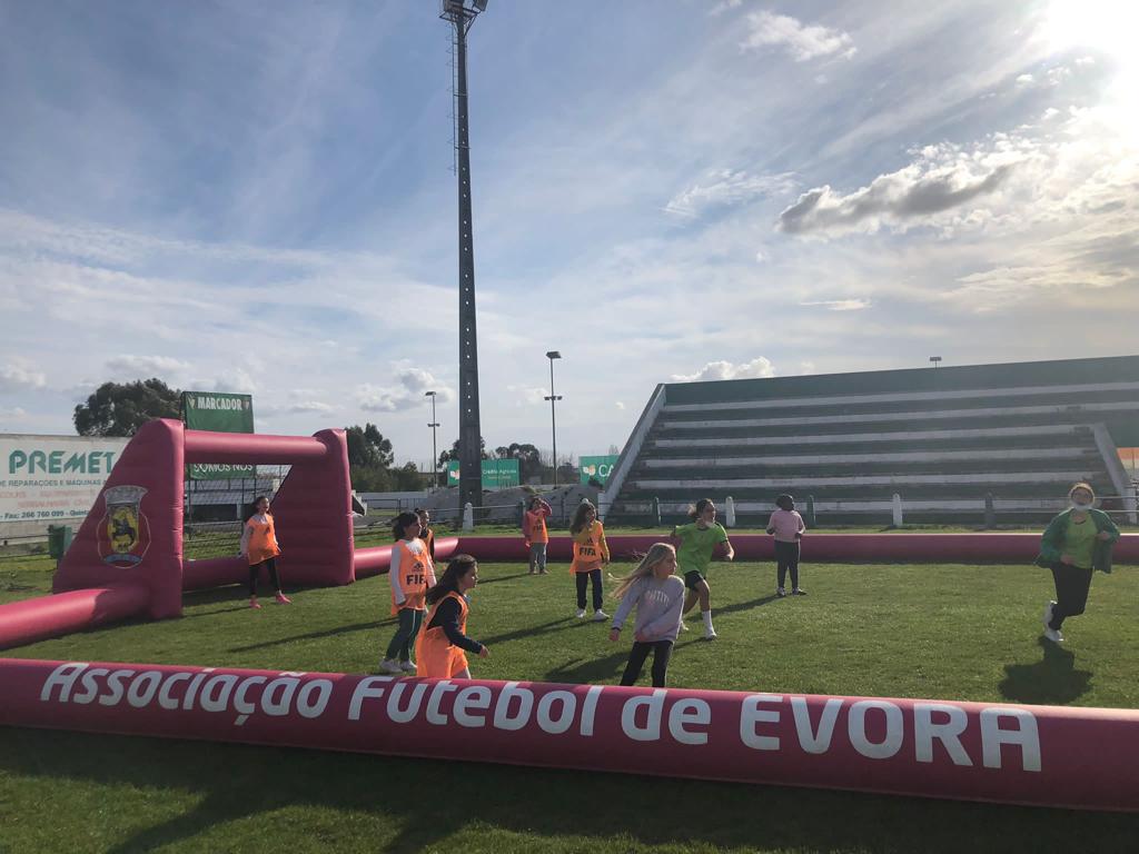 "JOGA À BOLA MENINA" NO CAMPO ESTRELA